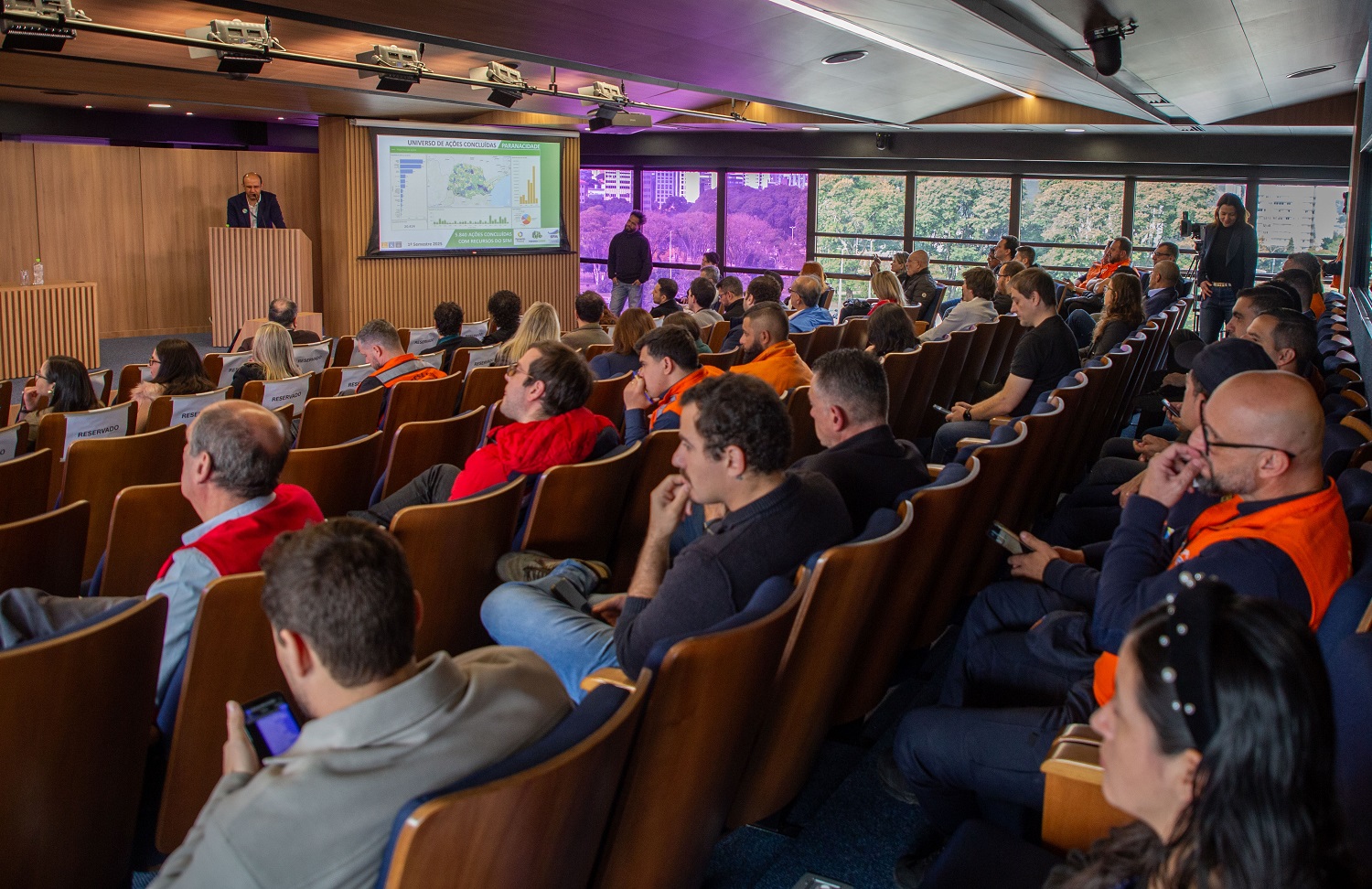 Público presente no seminário "Gestão de Risco de Desastres Climáticos nas Cidades", realizado no auditório do Tribunal de Contas do Estado do Paraná (TCE-PR) nesta sexta-feira (11 de julho)