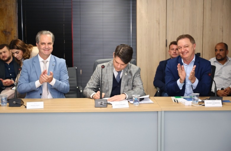 O presidente do Tribunal de Contas do Estado do Paraná (TCE-PR), conselheiro Ivens Linhares, assina Termo de Cooperação para fortalecer a gestão pública municipal com o secretário de Estado do Planejamento, Ulisses Maia, nesta segunda-feira (18 de agosto). Crédito: Victor Guandalini/SEPL-PR