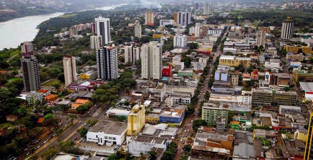 Vista aérea de Foz do Iguaçu, município paranaense na fronteira do Brasil com Paraguai e Argentina. Foto: Divulgação