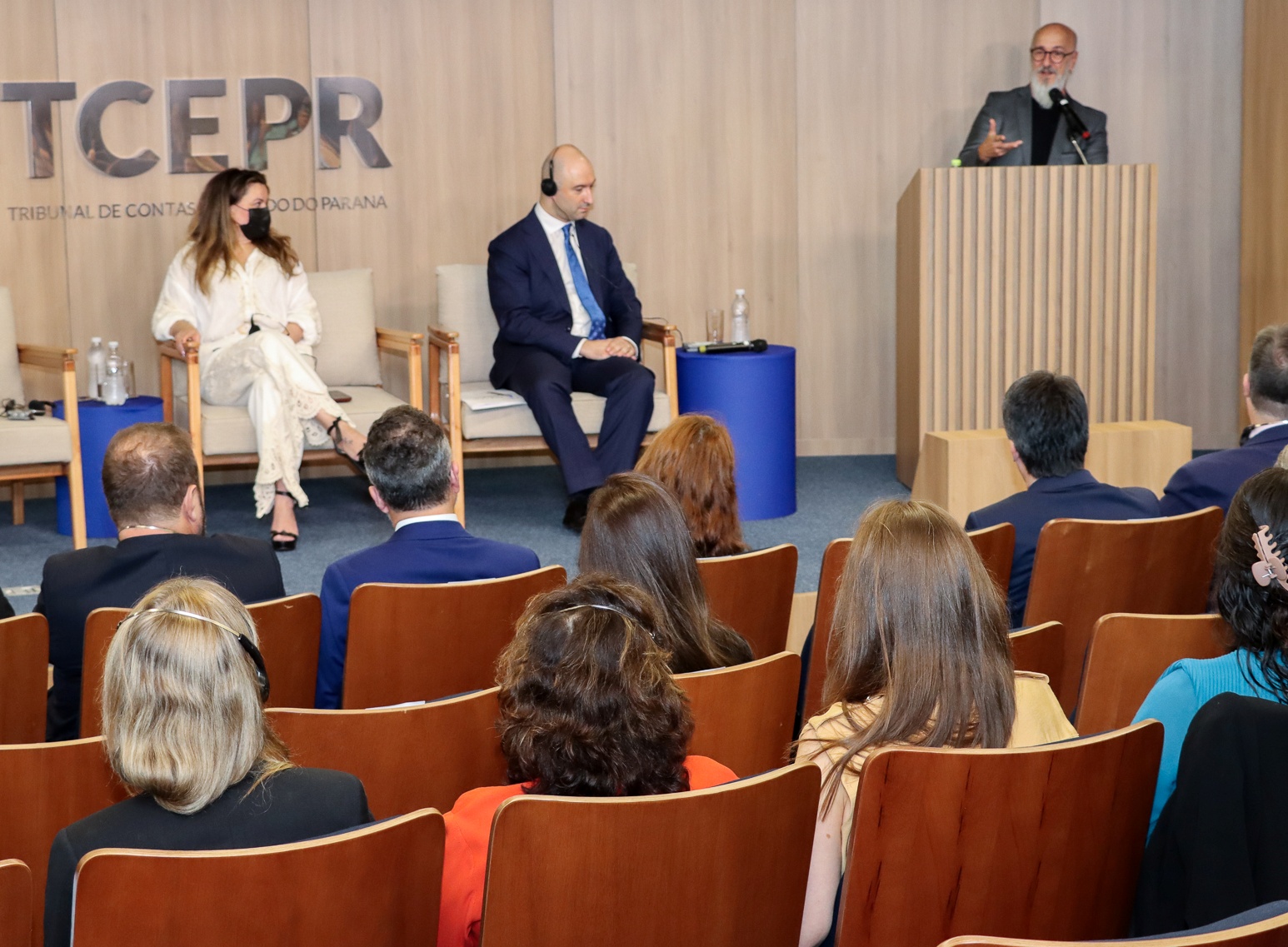 O conselheiro Fernando Guimarães, presidente do TCE-PR, na mensagem de boas-vindas à representação da Organização para a Cooperação e o Desenvolvimento Econômico (OCDE), na abertura de reunião técnica com o Governo do Paraná. Foto: Fabiano Contador/TCE-PR
