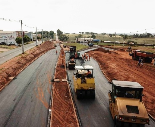 Obra de pavimentação da Avenida Ivo Shizuo Sooma, contratada pela Prefeitura de Umuarama à empresa Sotram Construtora e Terraplenagem Ltda. Foto: Prefeitura de Umuarama/Divulgação