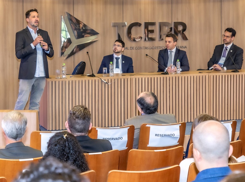 Equipe da Coordenadoria de Acompanhamento de Atos de Gestão (CAGE) apresenta trabalho do TCE-PR no Encontro Técnico dos Tribunais de Contas - Boas Práticas de Auditoria de RPPS, realizado em Curitiba. Foto: Mauro Beghetto Penteado/TCE-PR