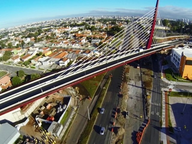 Viaduto Francisco Heráclito dos Santos, conhecido como Viaduto Estaiado, uma das obras realizadas pela Prefeitura de Curitiba para a Copa do Mundo de Futebol de 2014. Foto: Divulgação