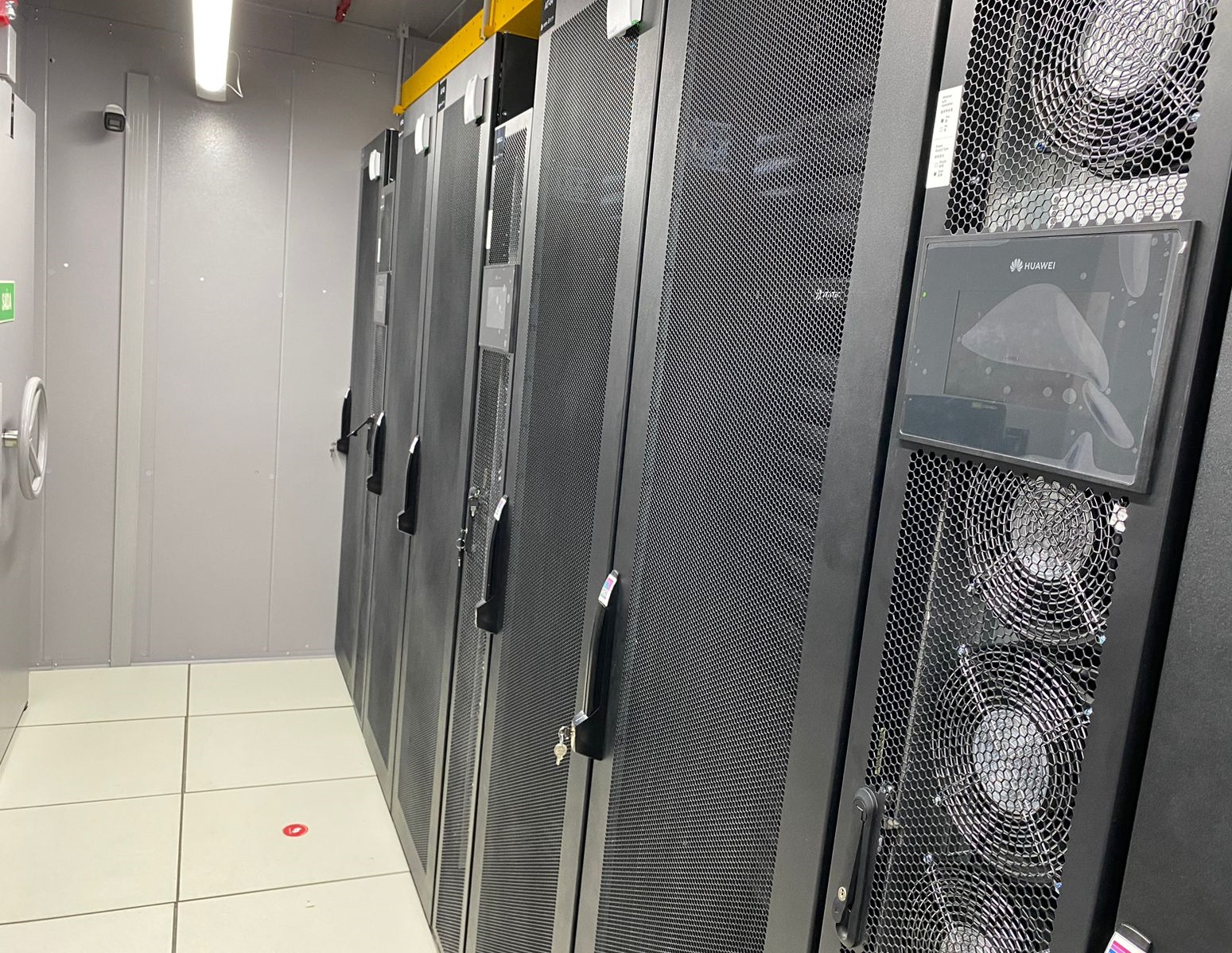 Equipamentos do novo data center do TCE-PR, estrutura que ampliará a segurança das informações produzidas e custodiadas pela Corte. Foto: Fabiano Contador/TCE-PR