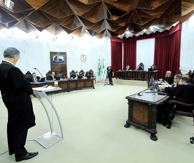Advogado faz sustentação oral em processo julgado pelo Pleno do TCE-PR, comandada pelo presidente, conselheiro Nestor Baptista. Foto: Wagner Araújo/Divulgação TCE-PR