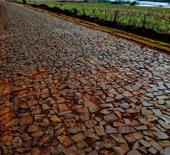 Pavimentação com pedras poliédricas em estrada rural no Paraná. Foto: Antônio Costa/Divulgação - Agência Estadual de Notícias