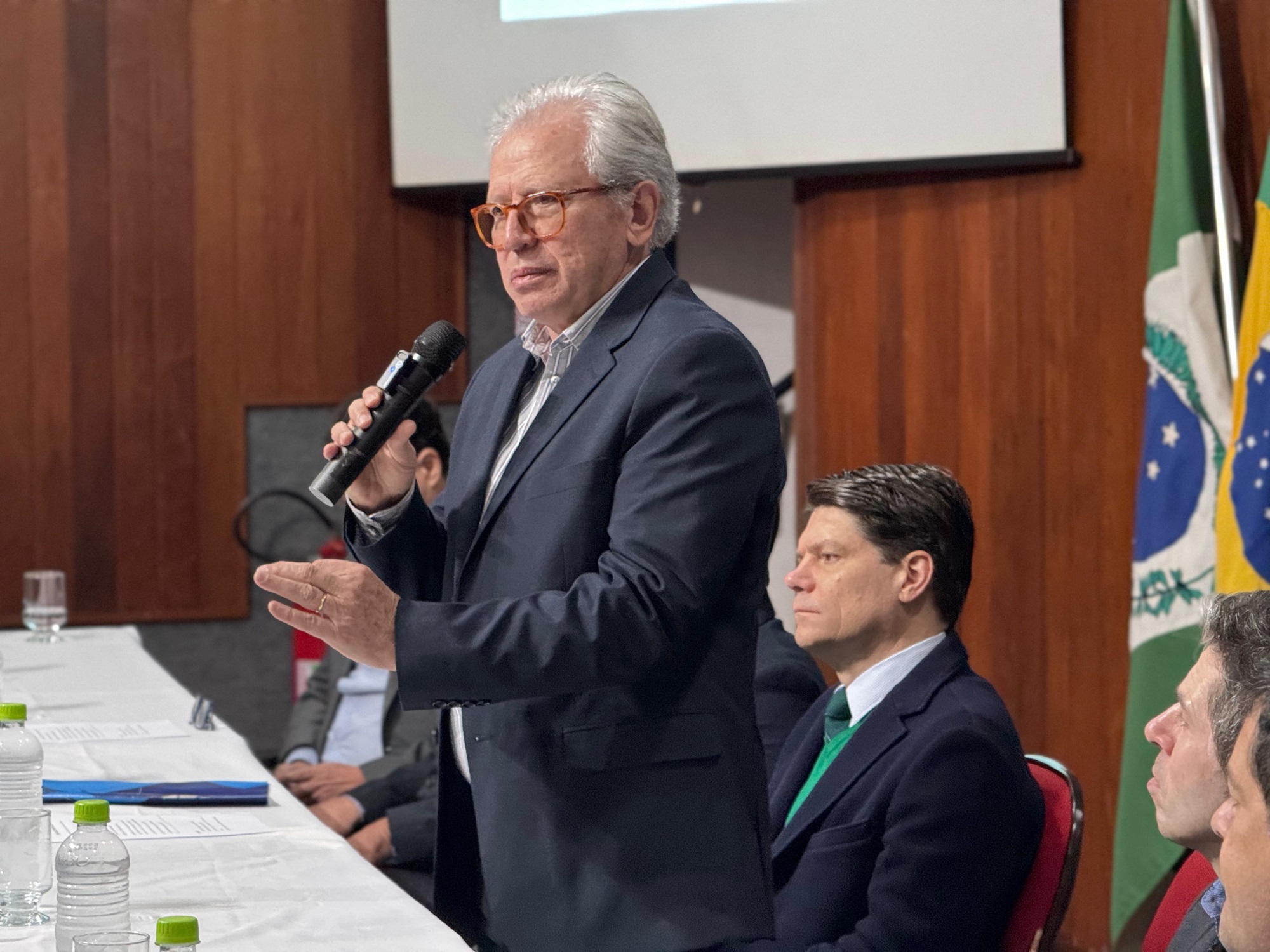 Ao lado do presidente, conselheiro Ivens Linhares, o corregedor-geral do TCE-PR, conselheiro Durval Amaral, participa da abertura do Fórum de Controle Social, realizado em Londrina nesta terça-feira (12 de agosto). Foto: Marcelo Lancia/TCE-PR