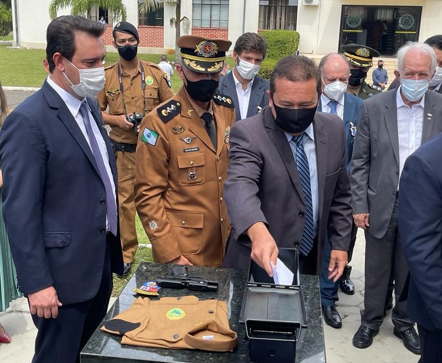 Junto ao governador, Ratinho Júnior e o comandante-geral da Polícia Militar do Paraná, coronel Hudson Leôncio Teixeira, o tenente-coronel Glauber Seletti, chefe da Assessoria Militar do TCE-PR deposita carta em "tunel do tempo", nas comemorações dos 51 anos da PM-PR. Foto: Marcelo Lancia/Divulgação TCE-PR