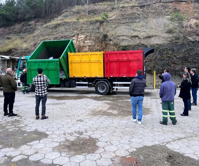 Caminhão de coleta de resíduos composto por três compartimentos, destinados a rejeitos, materiais orgânicos e recicláveis, utilizado no município de Maracajá (SC). Foto: TCE-PR