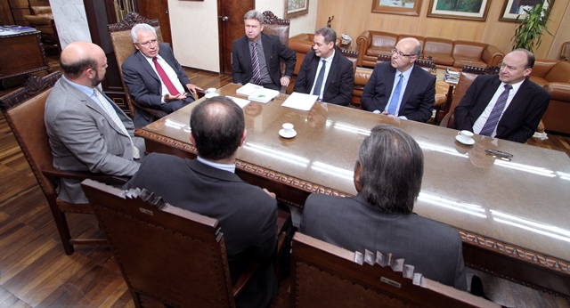 Reunião entre o presidente, conselheiro Durval Amaral, o reitor Ricardo Fonseca, e dirigentes do TCE-PR e da UFPR: convênio vai fiscalizar obras de pavimentação. Foto: Wagner Araújo/Divulgação TCE-PR