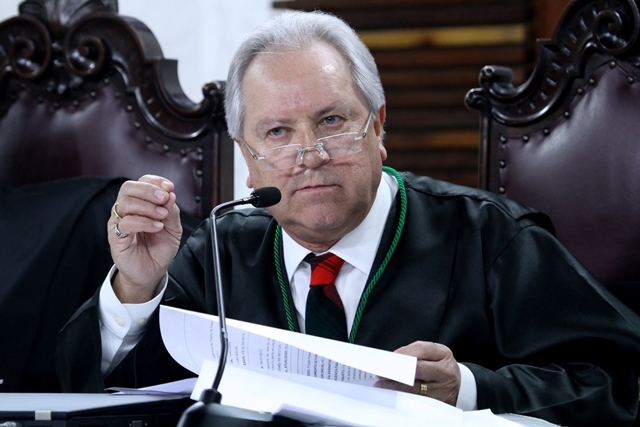 O conselheiro Nestor Baptista relata processo em sessão do Pleno do TCE-PR. Foto: Wagner Araújo/Divulgação TCE-PR