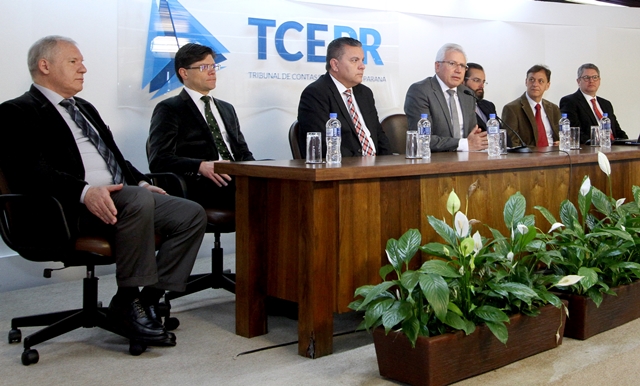 O presidente, conselheiro Durval Amaral, abre o Debate sobre a Lei da Improbidade Administrativa, promovido pelo TCE em parceria com o Tribunal de Justiça e o Tribunal Regional Eleitoral do Paraná. Foto: Wagner Araújo/Divulgação TCE-PR