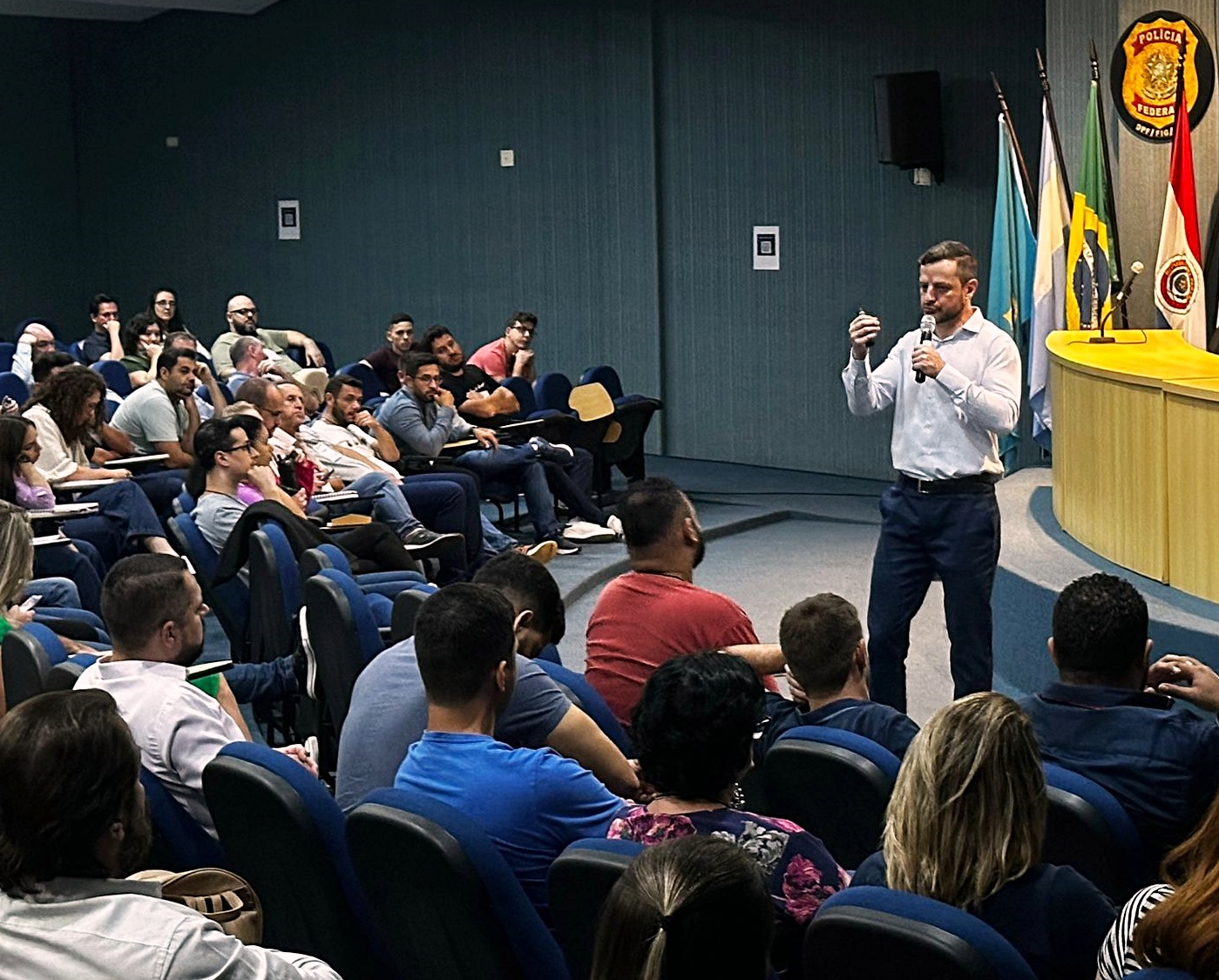 O auditor de controle externo Rafael Eisfeld Santos em palestra no Encontro sobre Obras Públicas e Contratação de Pequenos Reparos, realizado em Foz do Iguaçu. Foto: Marcelo Lancia/TCE-PR