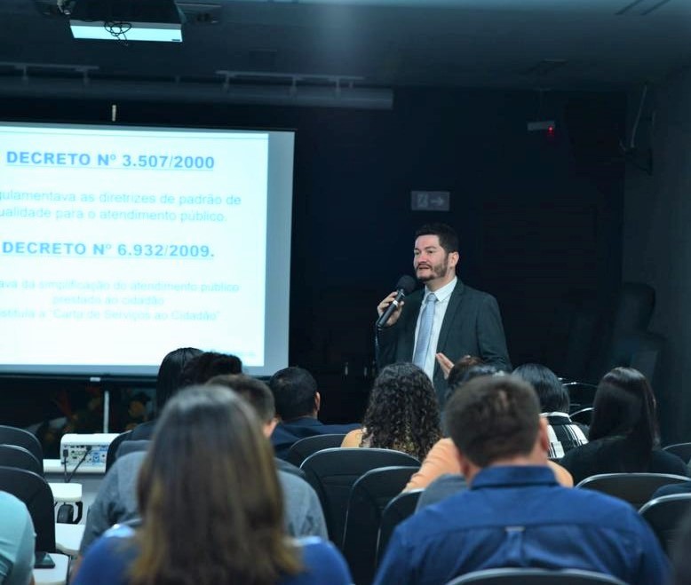 O ouvidor do TCE-PR, Patrick Machado, durante capacitação ministrada no Tribunal de Contas do Estado de Roraima (TCE-RR). Foto: Divulgação