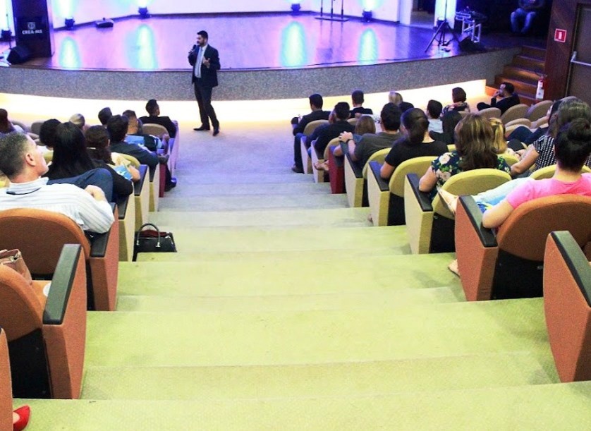 O ouvidor do Tribunal de Contas do Estado do Paraná, Patrick Machado, durante palestra no seminário A Ouvidoria como Ferramenta de Governança, realizado nesta em Campo Grande (MS). Foto: Thays Rodrigues/Divulgação