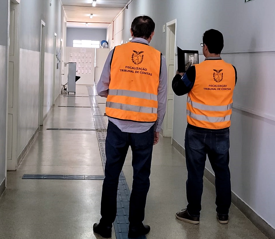 Servidores do TCE-PR executam fiscalização sobre manutenção e conservação de escola municipal, em auditoria do PAF 2024-2025. Foto: TCE-PR