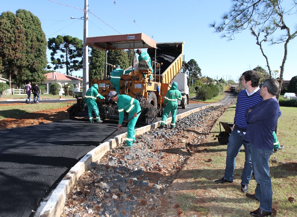 Obra de pavimentação executada pela Companhia de Serviços de Urbanização de Guarapuava (Surg). Foto: Prefeitura de Guarapuava/Divulgação