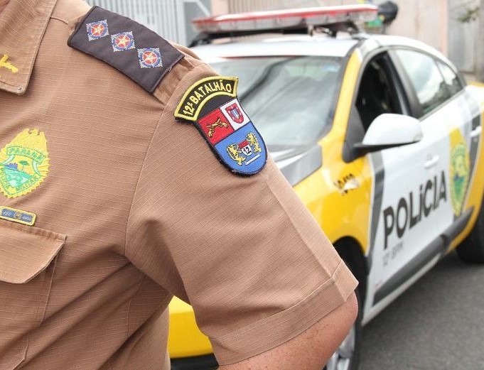 Soldado com viatura da Polícia Militar do Paraná em trabalho de patrulhamento. Foto: Divulgação