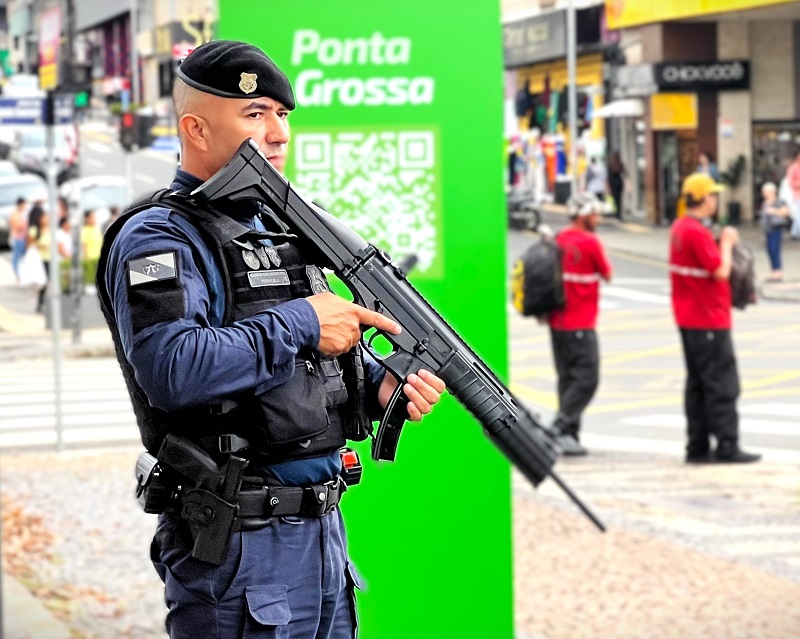 Integrante da Guarda Civil Municipal em atuação na área central de Ponta Grossa, maior cidade da Região dos Campos Gerais do Paraná. Foto: Prefeitura de Ponta Grossa/Divulgação