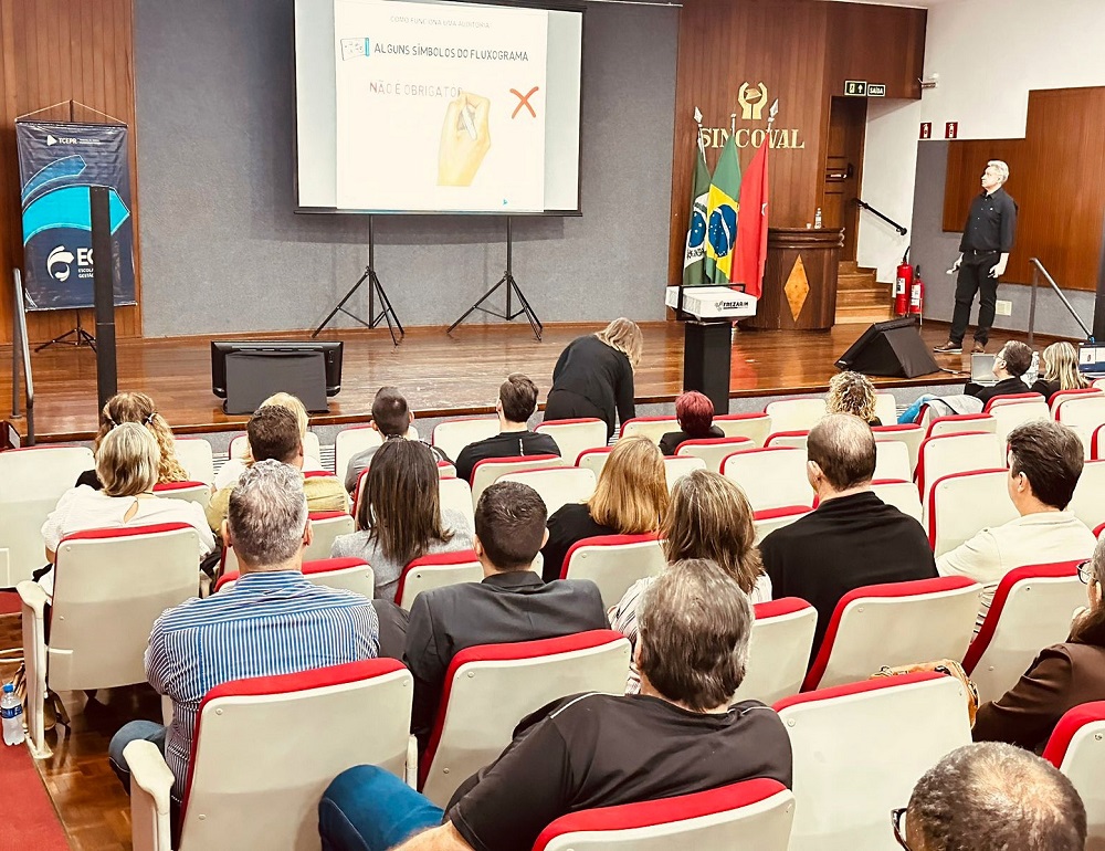 O auditor de controle externo Mauro Munhoz, durante a oficina "Controle Interno: Estrutura, Atribuições e Plano Anual de Fiscalização", realizada em Londrina. Foto: Marcelo Lancia/TCE-PR