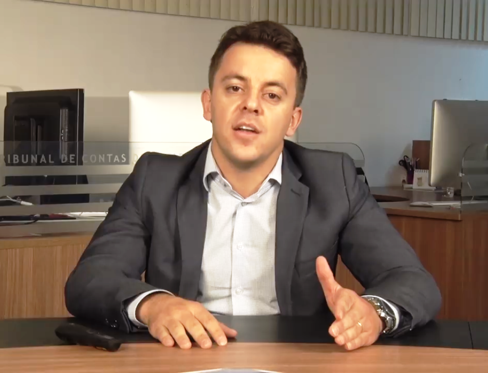 O analista de controle Marcus Vinicius Machado ministra a  palestra online "Covid-19: O Que Muda no Suprimento de Fundos?". Imagem: Divulgação/TCE-PR