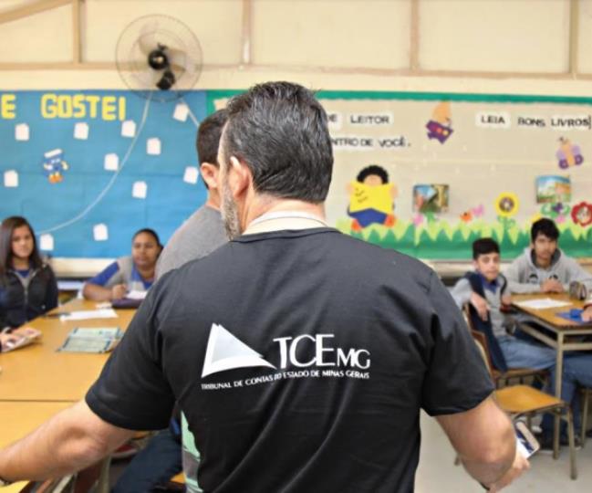 Servidor do TCE de Minas Gerais apresenta o aplicativo "Na Ponta do Lápis", desenvolvido pela corte para avaliação as escolas públicas. Foto: Divulgação/TCE-MG