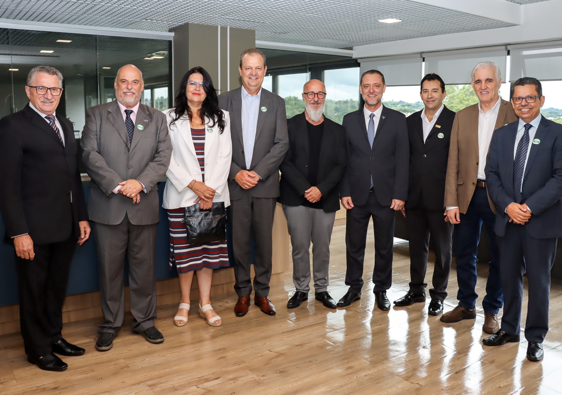 O presidente do TCE-PR, conselheiro Fernando Guimarães, entre o secretário estadual da Ciência, Tecnologia e Ensino Superior, Aldo Bona, e os reitores das sete universidades estaduais do Paraná. Foto: Fabiano Contador/TCE-PR