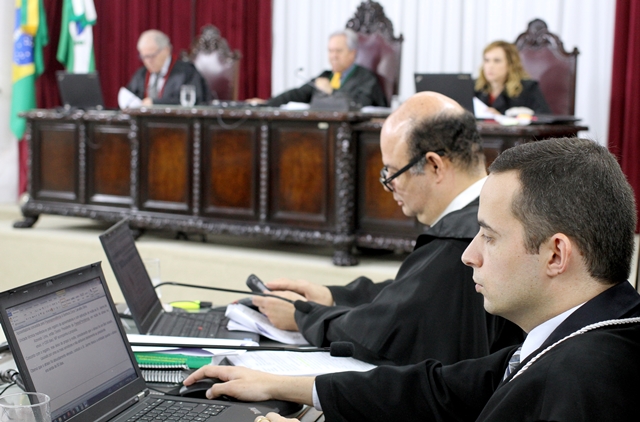 O auditor Tiago Alvarez Pedroso relata processo em sessão da Primeira Câmara do TCE-PR. Foto: Wagner Araújo/Divulgação TCE-PR