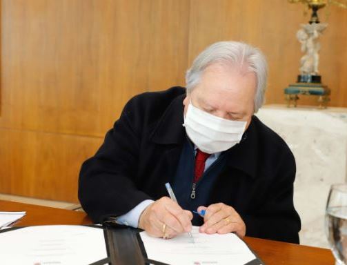 O presidente, conselheiro Nestor Batpista, assina o termo de cooperação para o desenvolvimento do Projeto Harpia, pelo Governo do Paraná. Foto: Divulgação