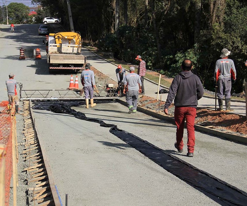 Obra de pavimentação no município de Fazenda Rio Grande (Região Metropolitana de Curitiba), executada com recursos do Programa Paraná Urbano, cofinanciado pelo Banco Interamericano de Desenvolvimento (BID).  Foto: Gustavo Pontes/Agência Estadual de Notícias