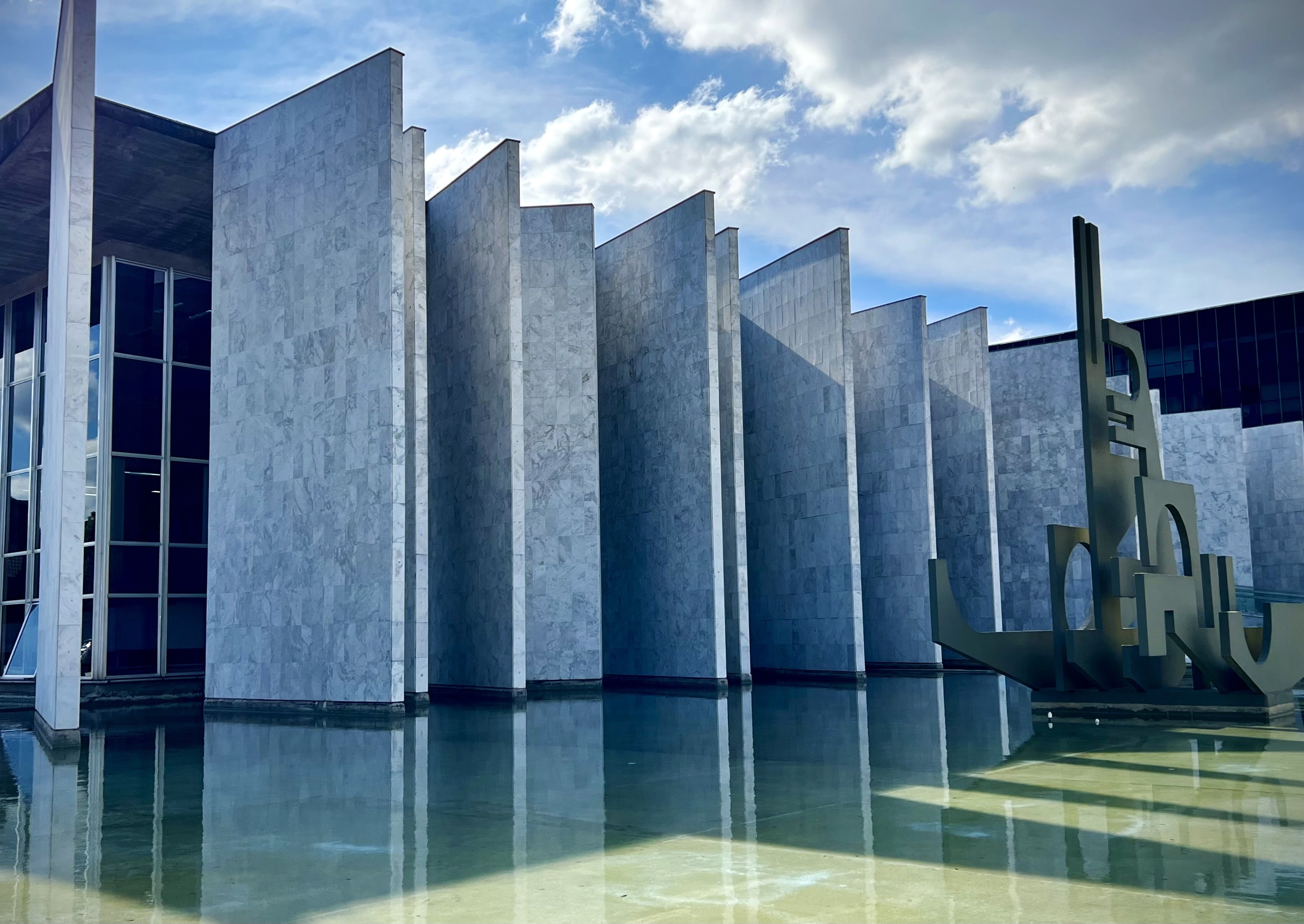 Edifício-Sede do TCE-PR, localizado no bairro Centro Cívico, em Curitiba