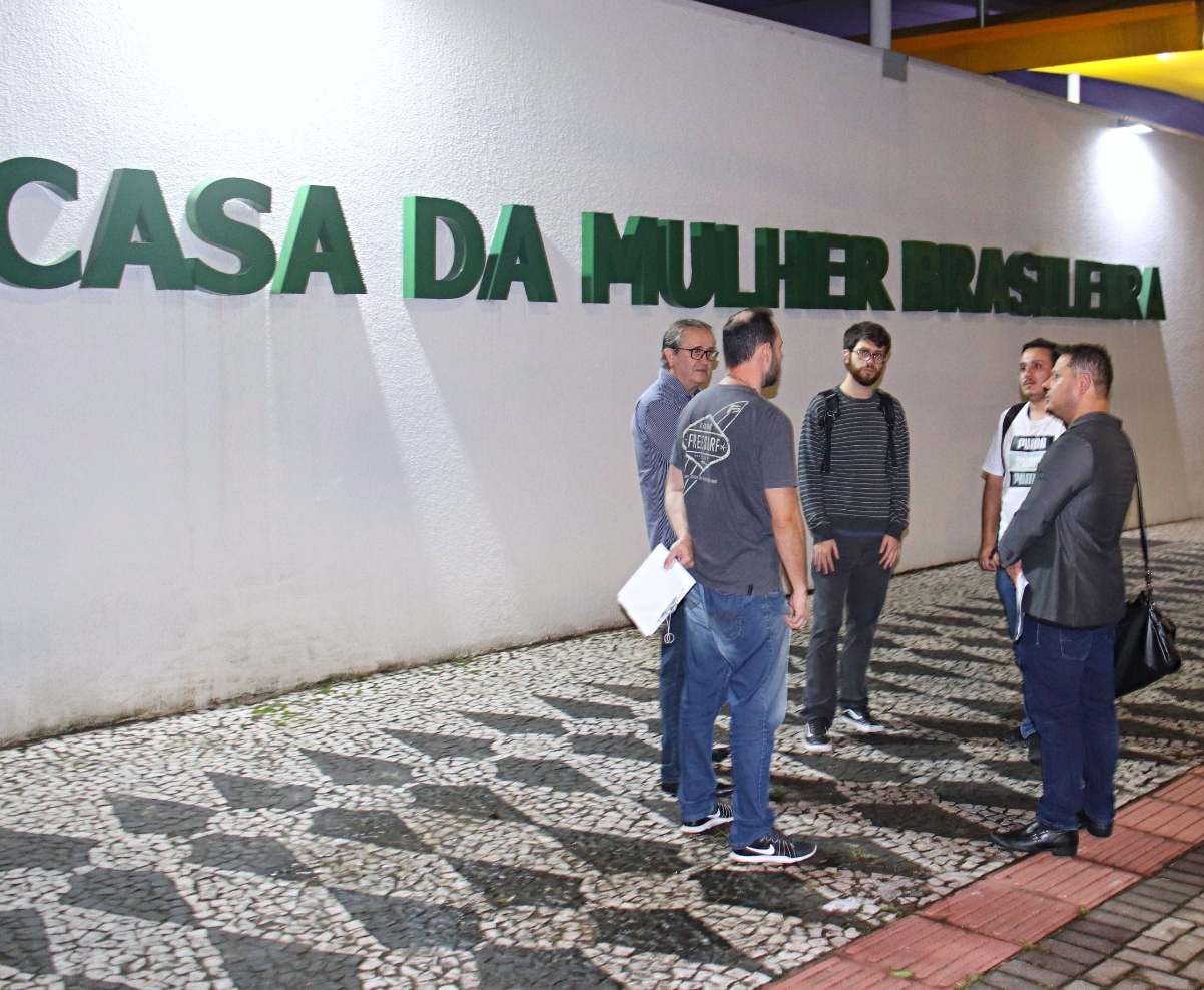Equipe da 6ª Inspetoria do TCE-PR durante fiscalização em plantão noturno na delegacia que integra o complexo Casa da Mulher Brasileira, em Curitiba. Foto: TCE-PR