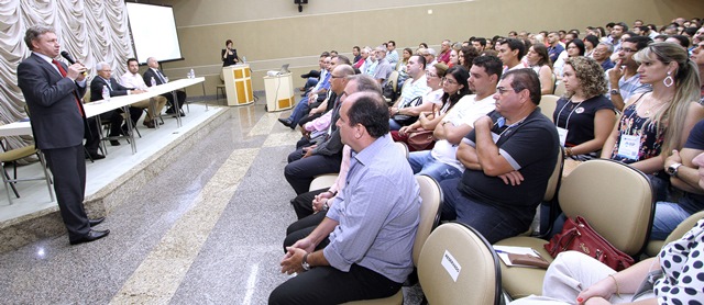 O coordenador-geral de Fiscalização do TCE-PR, Mauro Munhoz, fala durante o curso sobre o Início do Mandato Municipal, em Londrina. Foto: Wagner Araújo/Divulgação TCE-PR