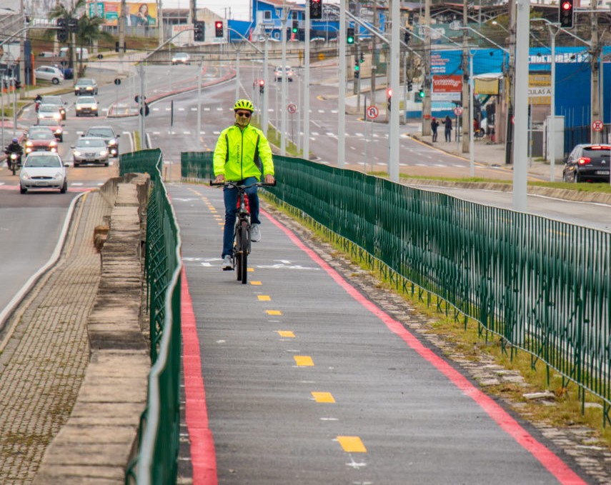Ciclovia na Avenida das Américas, em São José dos Pinhais. O TCE-PR estimula a diversificação de modais para ampliar a mobilidade urbana. Foto: Paulo Szostak - Prefeitura de São José dos Pinhais/Divulgação