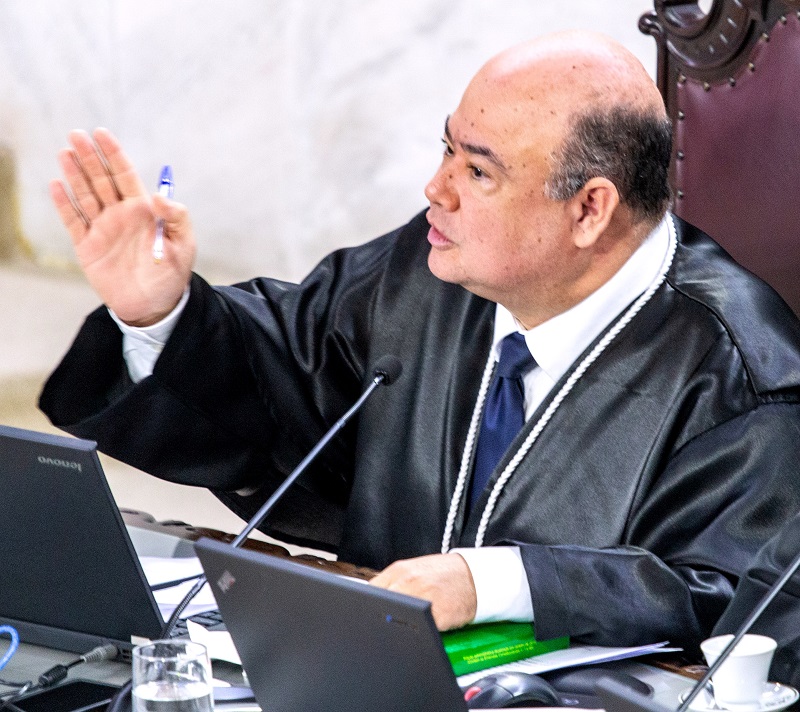 O conselheiro-substituto Sérgio Ricardo Valadares Fonseca relata processo em sessão do Tribunal Pleno do TCE-PR. Foto: Mauro Beghetto Penteado/TCE-PR