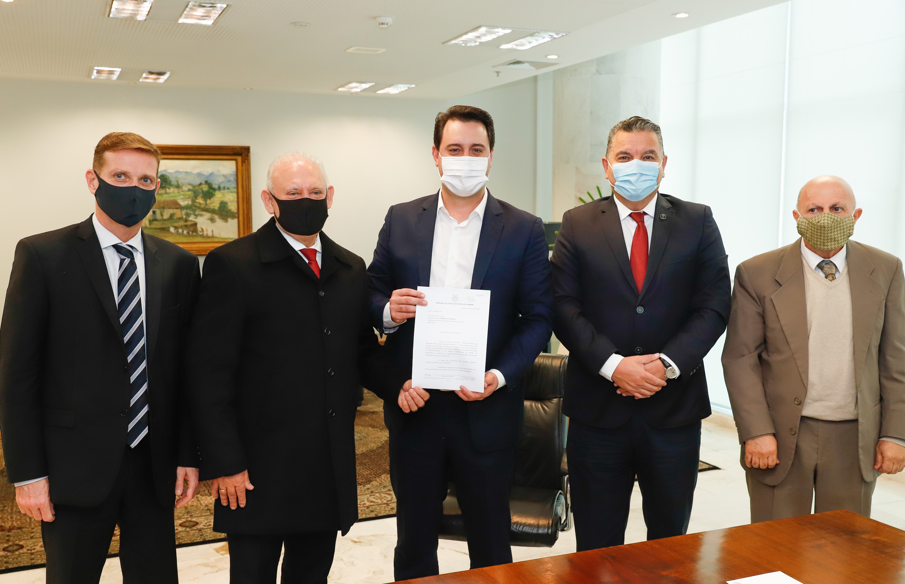 Da esquerda para a direita: o conselheiro Fabio Camargo, vice-presidente do TCE-PR; o deputado Ademar Traiano, presidente da Assembleia; o governador, Ratinho Junior; o desembargador Adalberto Xisto Pereira, presidente do TJ-PR; e procurador-geral de Justiça, Gilberto Giacoia. Foto: Agência Estadual de Notícias/Divulgação