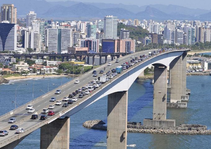 Imagem de Vitória a partir da ponte que liga a capital do Espírito Santo ao município de Vila Velha. Foto: Divulgação