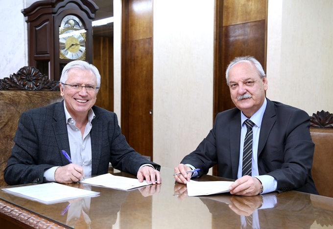O presidente do TCE-PR, conselheiro Durval Amaral, e o secretário estadual da Fazenda, José Luiz Bovo, assinam convênio para o acesso a notas fiscais eletrônicas de fornecedores de órgãos públicos do Paraná. Foto: Wagner Araújo/Divulgação TCE-PR