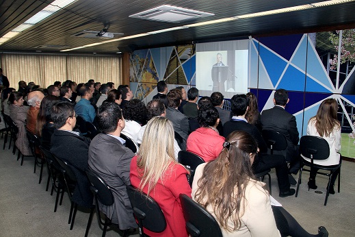 Público prestigia a palestra de Marçal Justen Filho