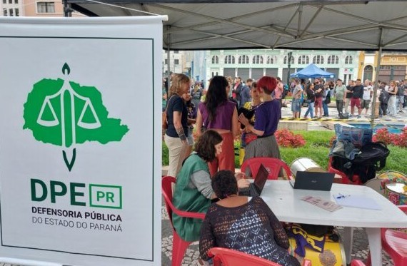 Servidores da Defensoria Pública do Estado do Paraná  (DPE) fazem atendimento à população durante evento em Curitiba