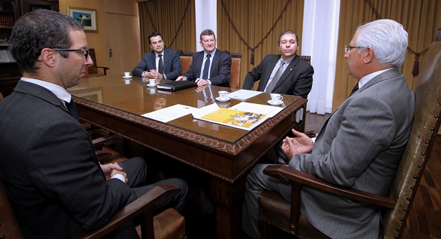 O presidente do TCE-PR, conselheiro Durval Amaral, recebe integrantes do Comitê De Olho na Transparência. Foto: Wagner Araújo/Divulgação TCE-PR