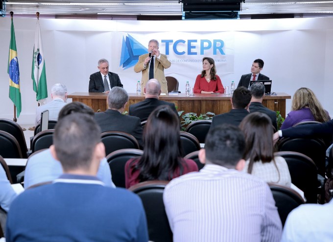 O presidente do TCE-PR, conselheiro Nestor Baptista, dá as boas-vindas aos participantes do sexto MBA em Gestão Pública oferecido pelo órgão de controle a seus servidores. Foto: Wagner Araújo/Divulgação TCE-PR