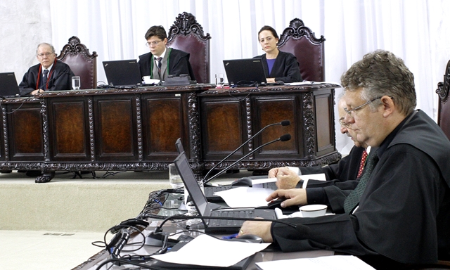 O conselheiro Ivens Linhares preside sessão da Primeira Câmara do TCE-PR, realizada às terças-feiras, a partir das 14 horas. Foto: Wagner Araújo/Divulgação