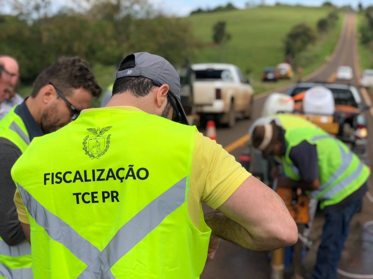 Técnicos do TCE-PR realizam coleta de amostras de pavimentação asfáltica em dez trechos de rodovias estaduais não pedagiadas nas regiões Oeste e Sudoeste do Paraná, cuja manutenção está a cargo do DER. Foto: Divulgação TCE-PR