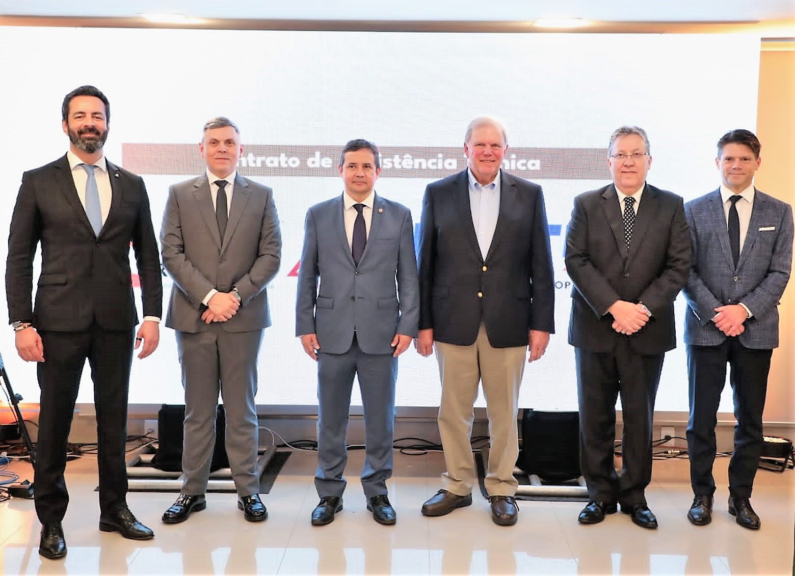 O conselheiro Ivens Linhares (último à direta na foto), na assinatura de acordo entre o Instituto Rui Barbosa (IRB) e a Agência de Comércio e Desenvolvimento dos Estados Unidos (USTDA). Foto: Instituto Rui Barbosa/Divulgação