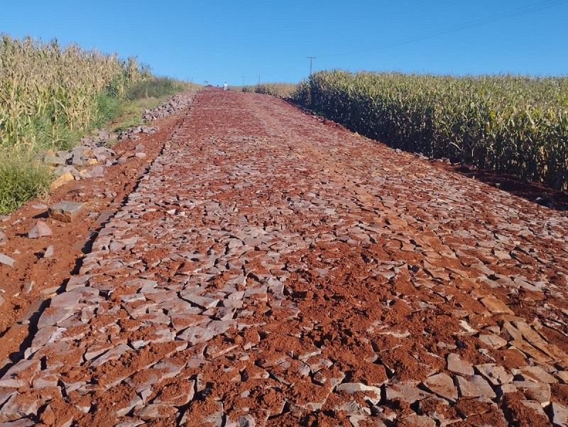 Pavimentação poliédrica em estrada rural no interior do Paraná