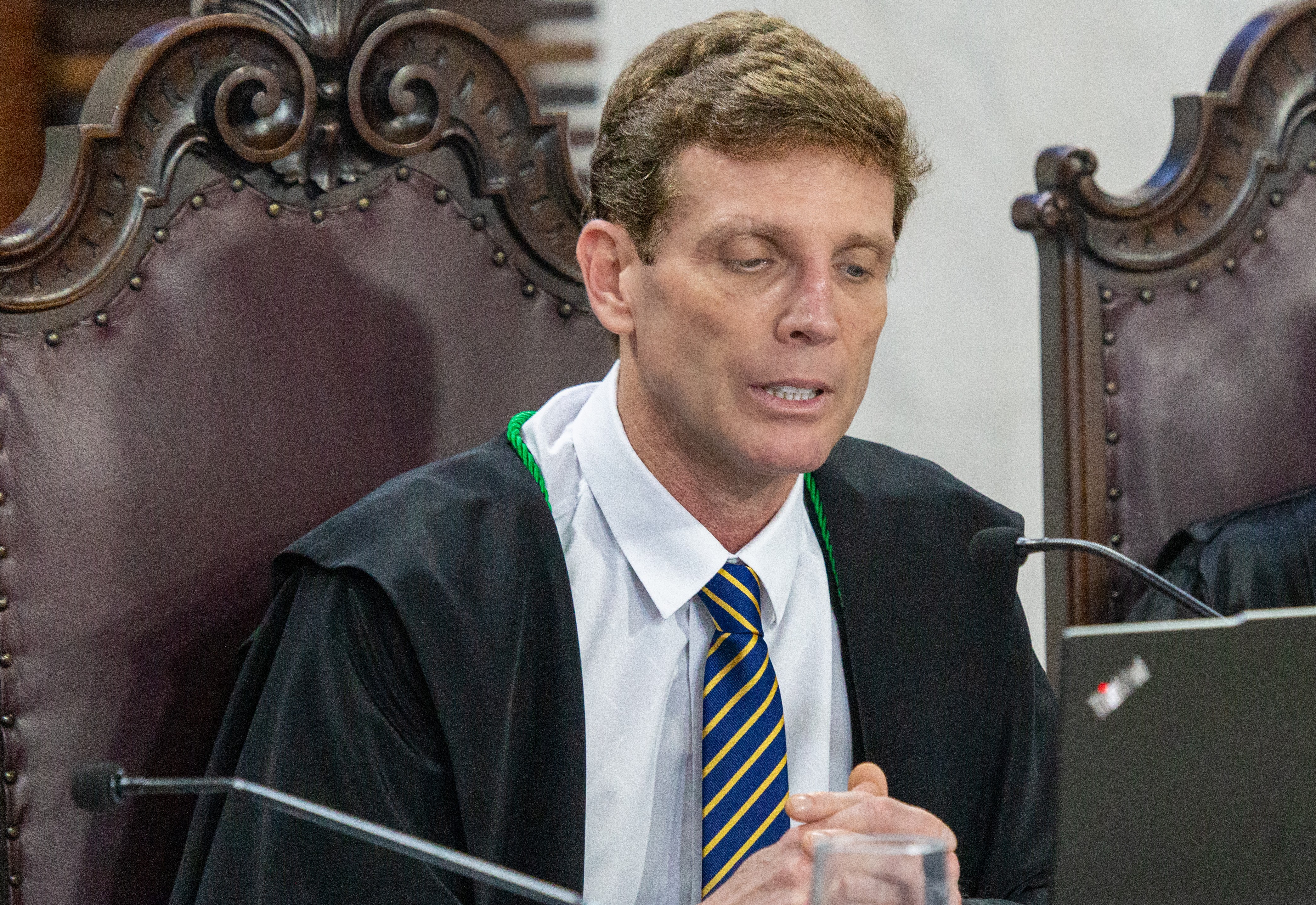 O conselheiro Fabio Camargo relata processo em sessão presencial do Tribunal Pleno do TCE-PR
