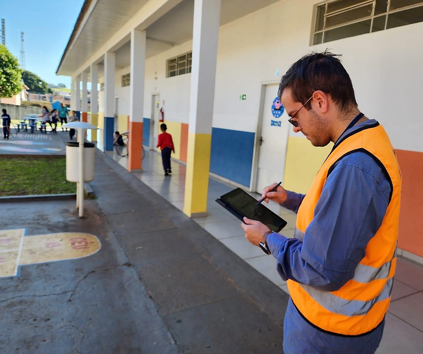 Auditor de controle externo do TCE-PR utiliza tablet em fiscalização presencial na área do transporte público. Foto: TCE-PR/Divulgação