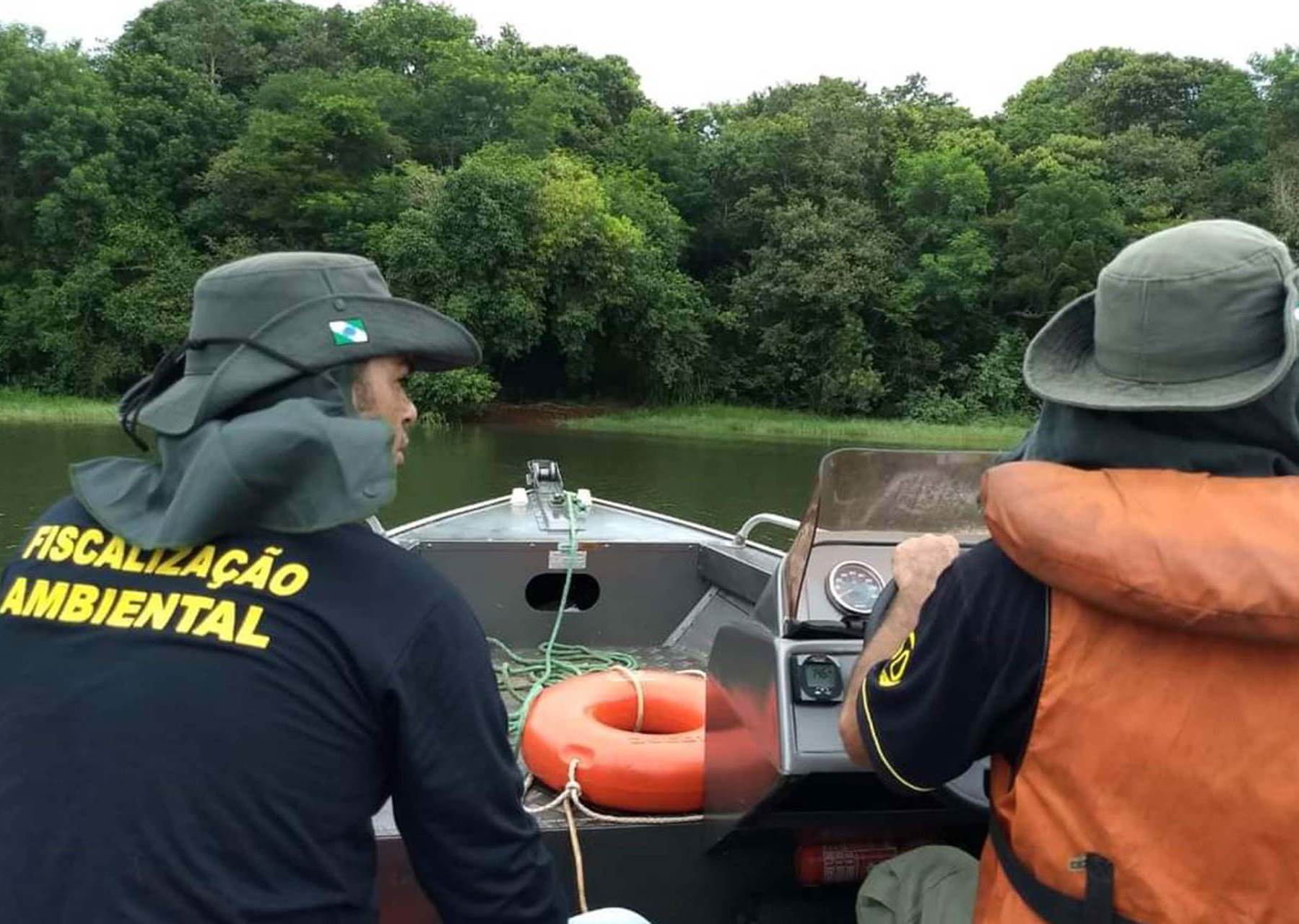Servidores do Instituto Água e Terra (IAT) em trabalho de fiscalização da pesca irregular em rios do Paraná. Foto: Divulgação/IAT