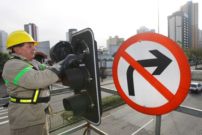 Serviço de manutenção de semáforos em Curitiba. Foto: Divulgação